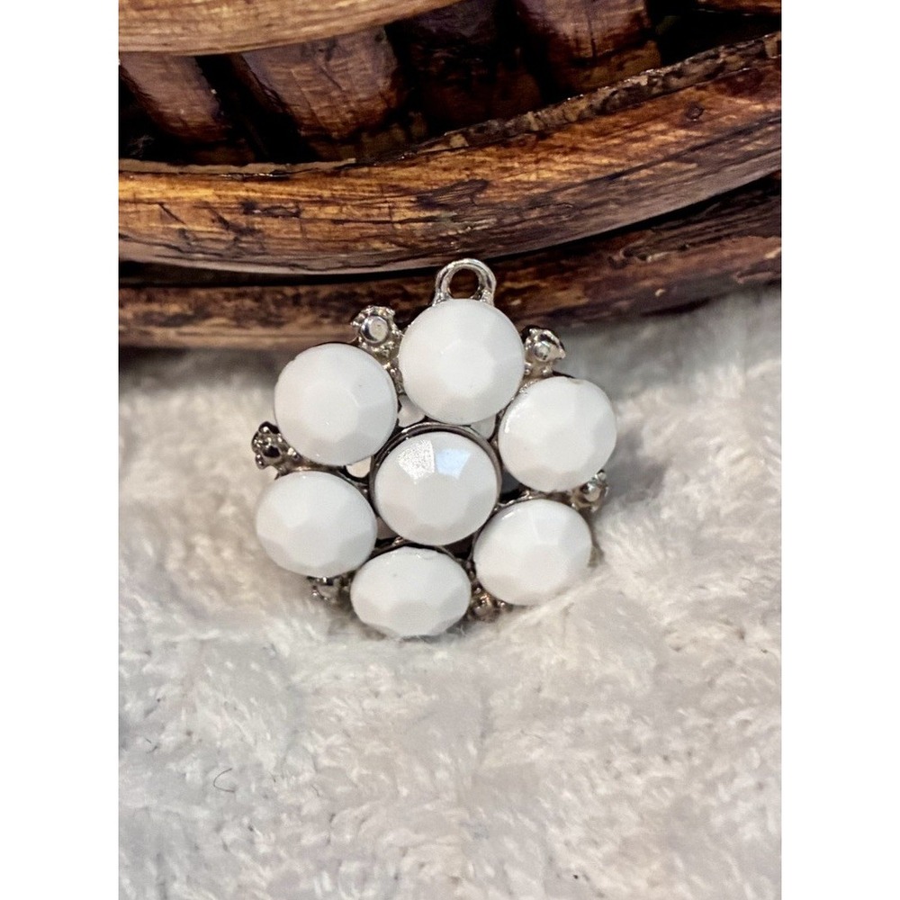 White Faceted Bead Flower Pendant Silver Tone Y2K Mod Retro Statement Jewelry